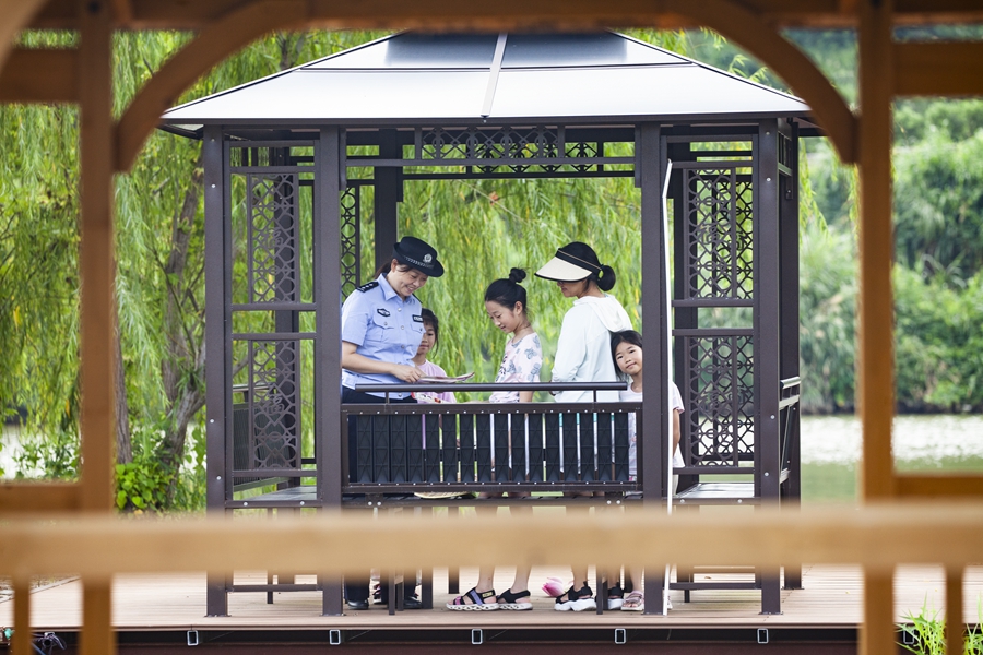 8月15日，首个全国生态日福建活动在将乐县常口村举行。将乐县公安局森林警察大队民警在活动现场向过往群众宣传生态保护的法律法规知识