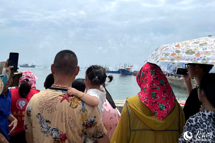 南日岛上，许多男女老幼在岸边参加开渔仪式。人民网记者 林盈摄