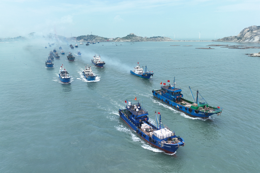 莆田南日岛上，“候场”已久的渔船竞相启航。蔡昊摄