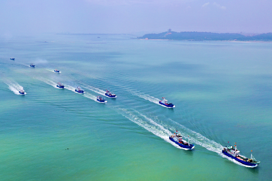 渔船从湄洲岛东蔡一级渔港鱼贯入海。陈建兴摄