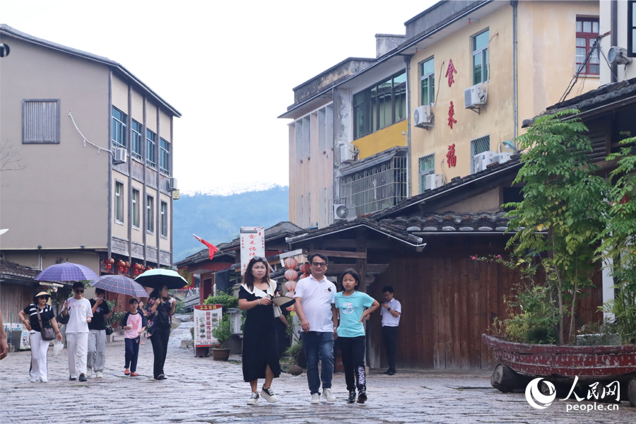 8月14日虽是周一，但在嵩口古镇的街头，游人络绎不绝。人民网记者 刘卿摄