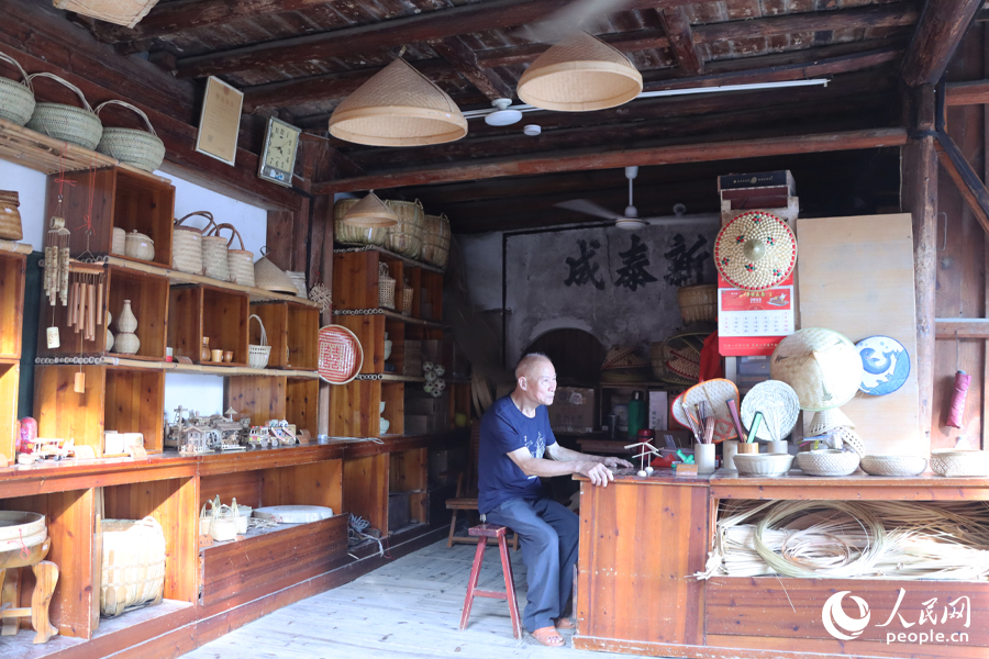 林登炎日常就在林记竹艺店卖竹编制品。人民网记者 刘卿摄