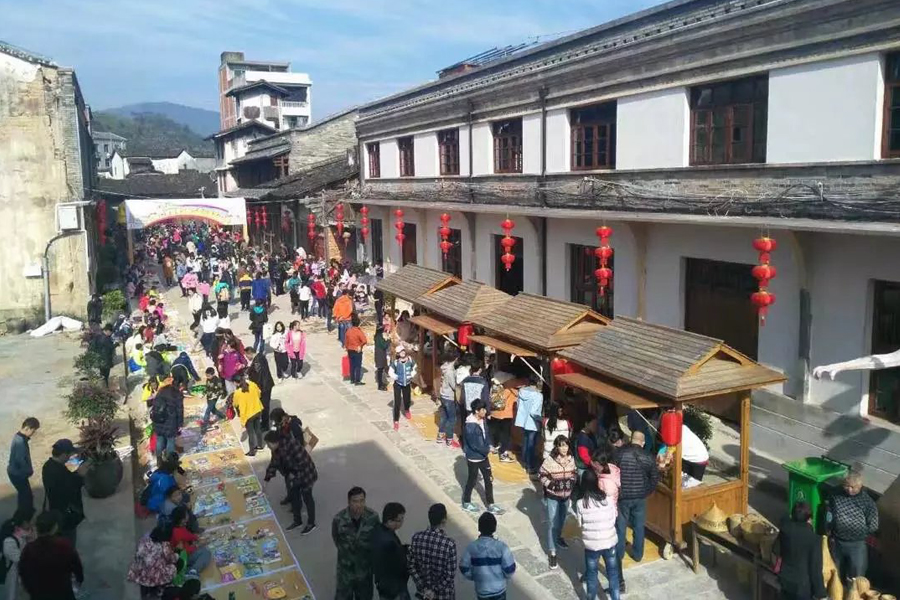 旅游旺季，嵩口古镇人流如织（资料图）。永泰县委宣传部供图