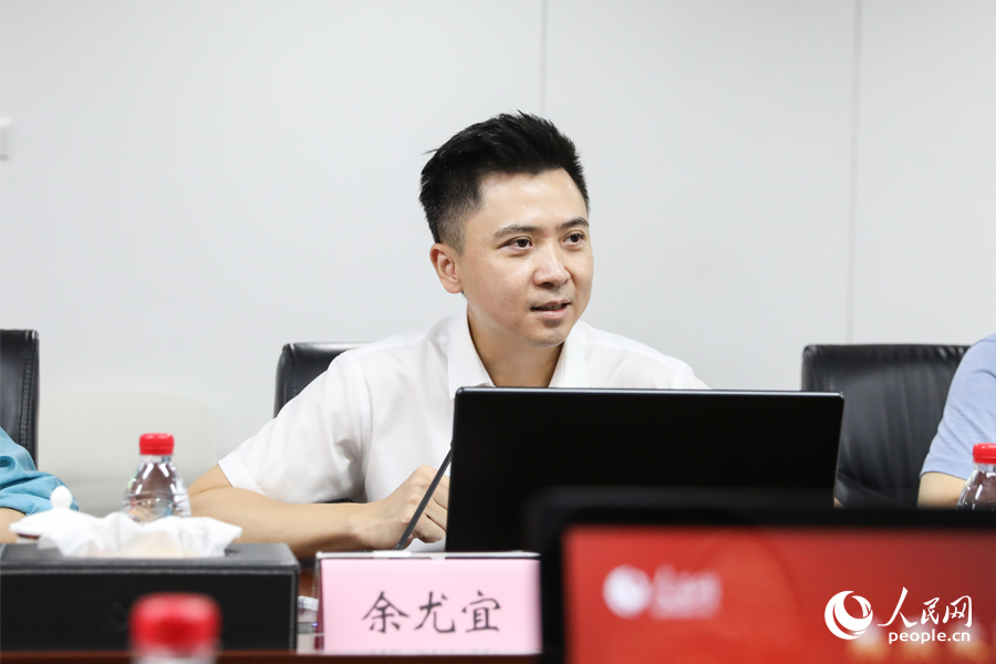 座谈会上，余尤宜介绍人民网福建频道主要工作。人民网 陈永整摄