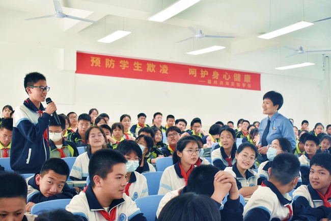 检察官送法进校园。