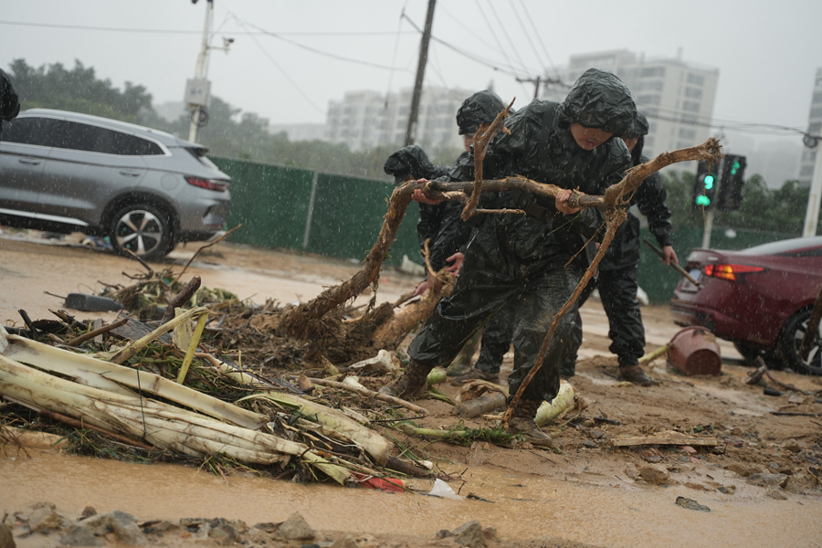 武警福州支队官兵正在清理树木残枝。黄永峰摄