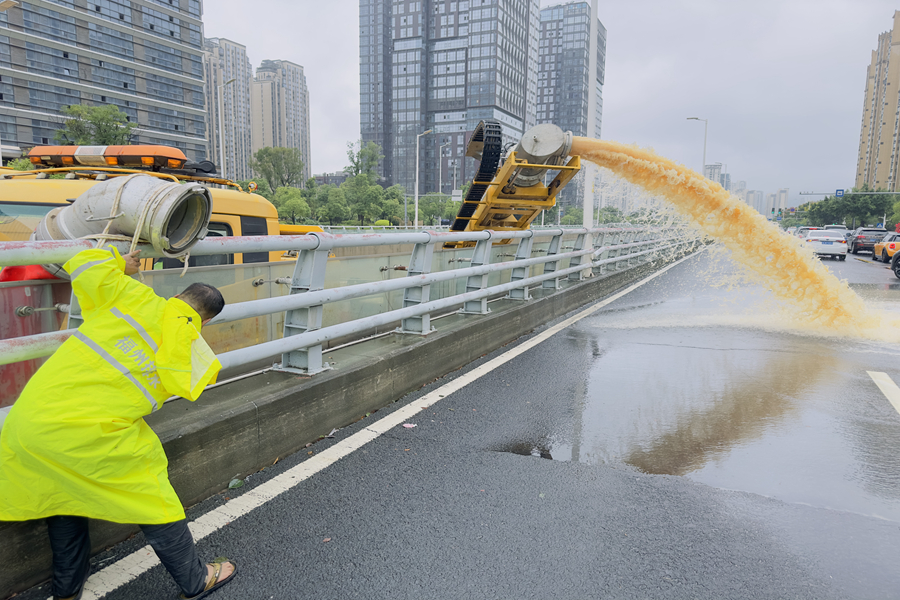 9月6日，福州市城市排水有限公司工作人员对市区积水点进行排水处置。福州市城市排水有限公司供图