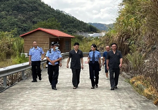 赴现场了解流域治理情况。宁德市水利局供图