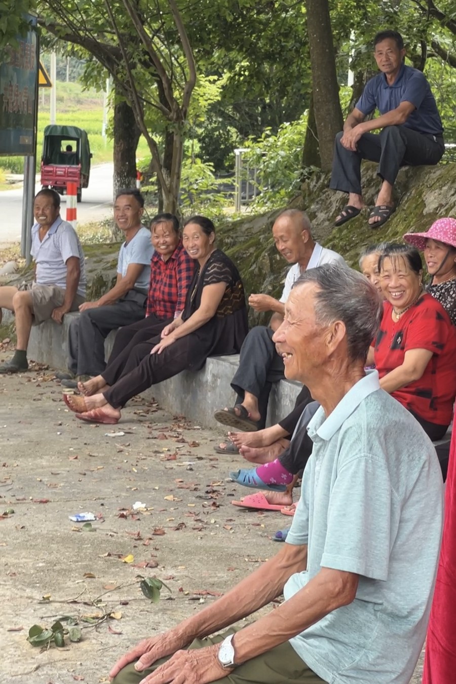 拍摄时，村里老人们有说有笑，坐满村口。受访者供图