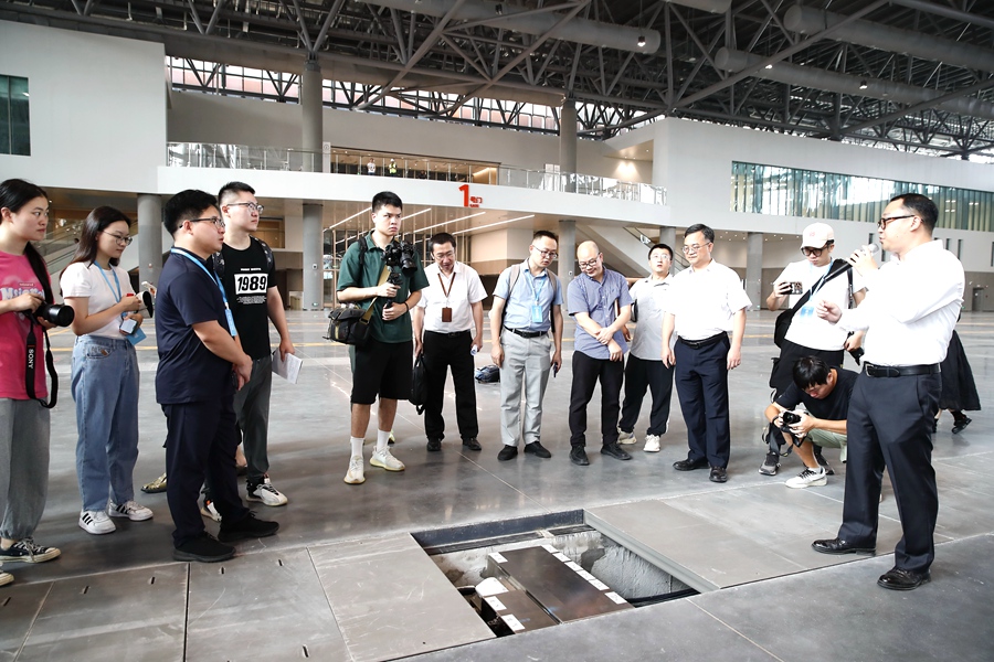 采访团在厦门国际博览中心1号馆了解建设情况等。翔安区融媒体中心供图