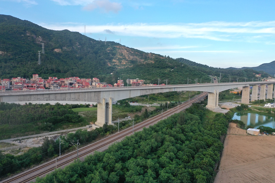 福厦高铁线路穿行山海间。建设方供图