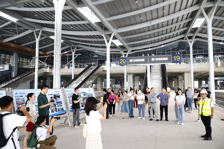 在福厦高铁新建厦门北站集体采访。翔安区融媒体中心供图