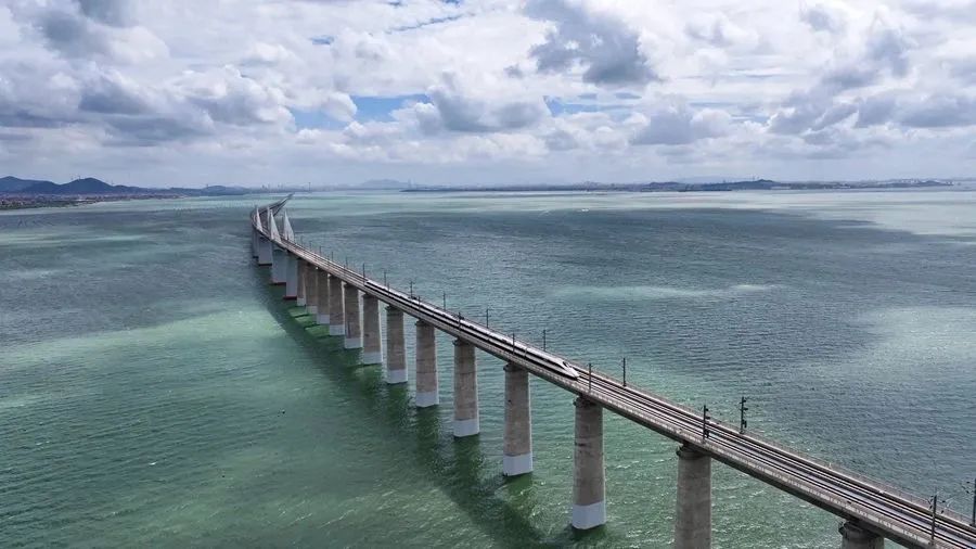 新建福厦高铁,和谐号动车组从湄洲湾跨海大桥上通过。胡鹏摄