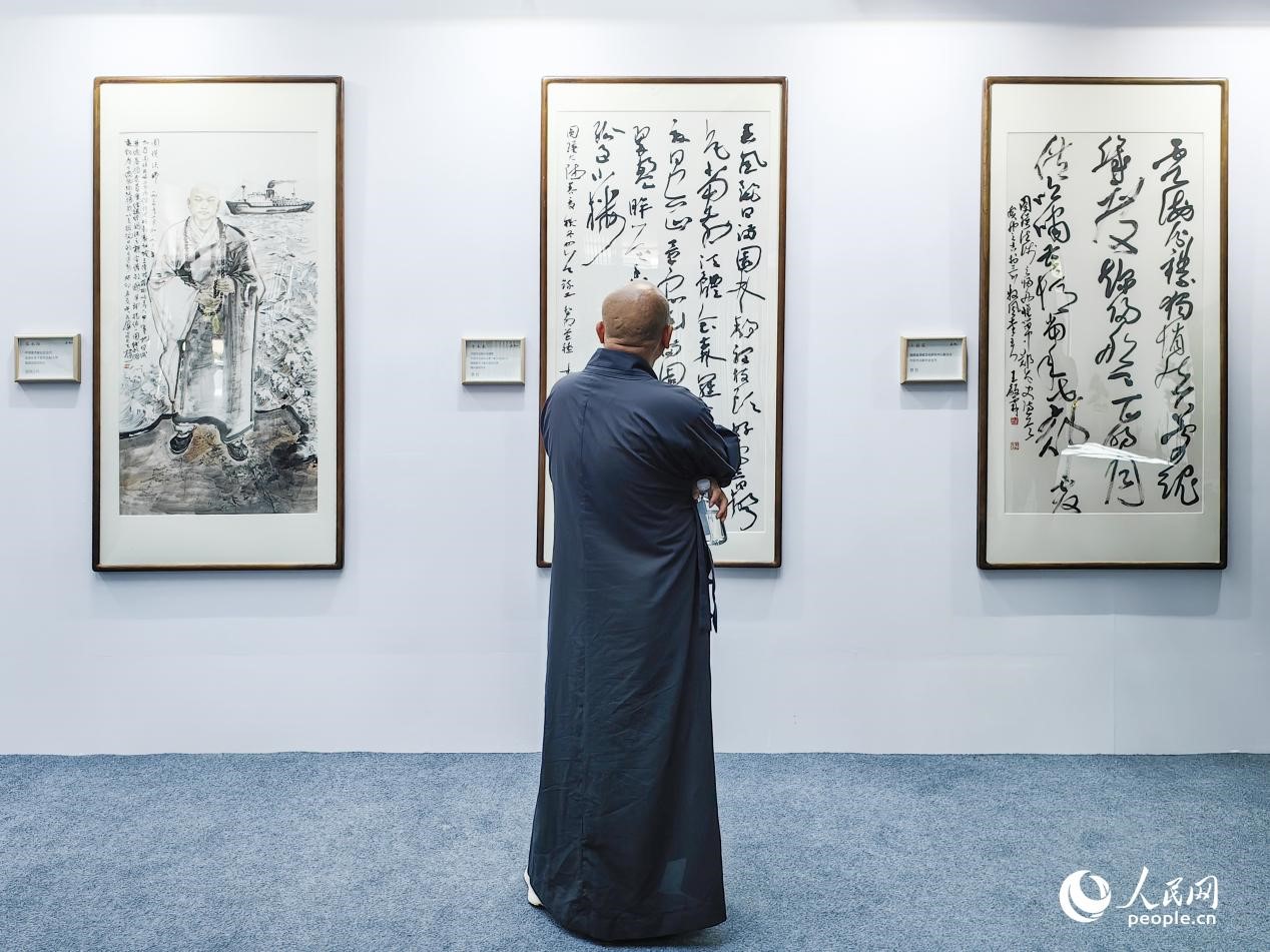参观者在“复兴之路·圆瑛之光”书画展上赏析作品。人民网 叶青卿摄