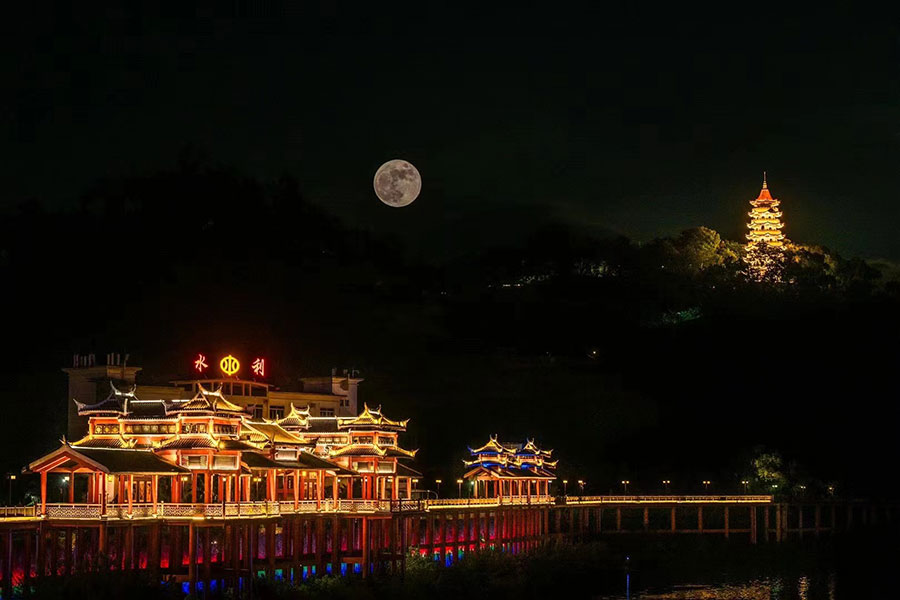 9月29日18时42分，龙岩漳平东山公园上空明月高悬。华荣丽摄
