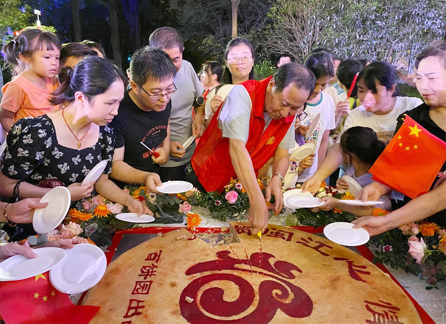  “月圆闽江心，情满爱情岛”。9月28日晚，月色下的福建福州爱情岛，福州市最大月饼惊艳亮相，给足了市民满满仪式感。陈仪摄