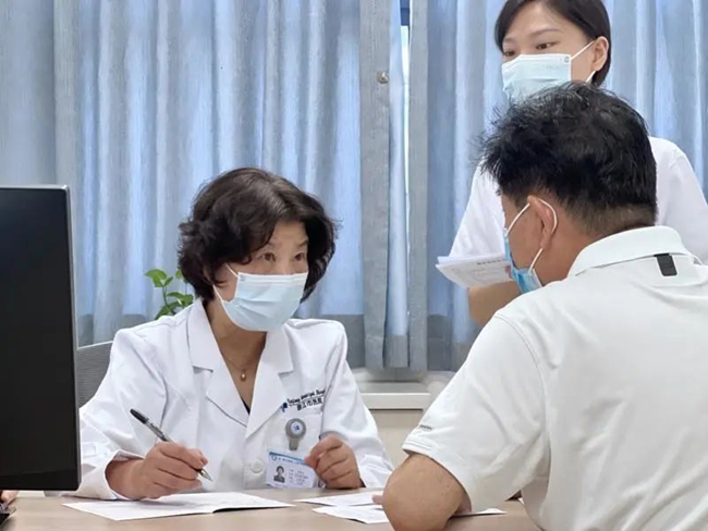 賈偉平院士現場看診。