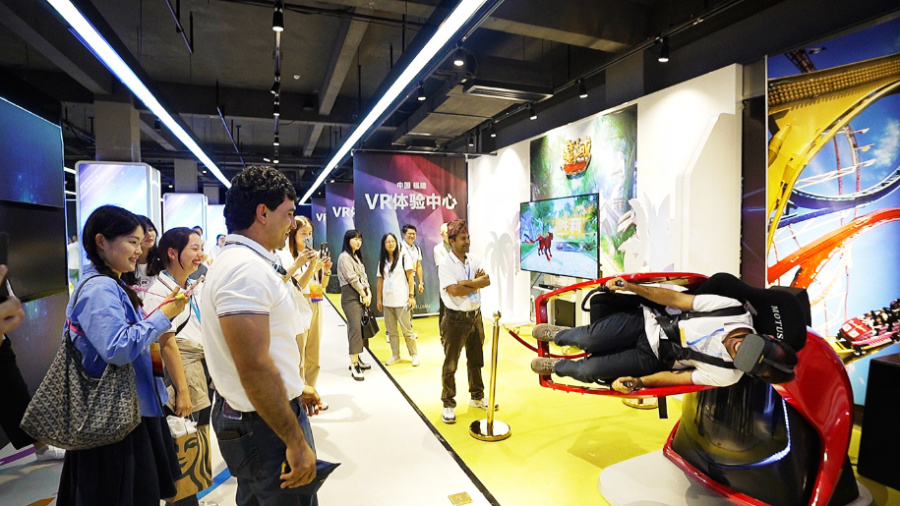 营员进行VR体验。主办方供图
