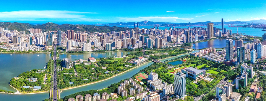 美丽筼筜湖穿城而过，厦门形成“城在海上、海在城中”的独特城市格局。厦门市生态环境局供图