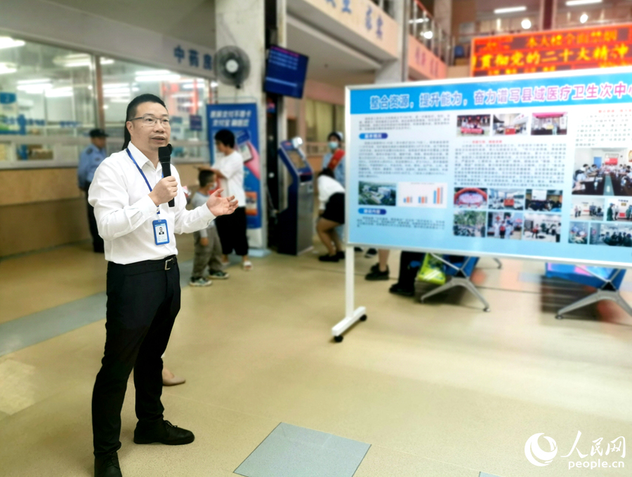 福州闽侯县上街中心卫生院院长林崧在介绍医院情况。人民网记者 林晓丽摄