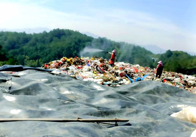 工作人员强化对垃圾填埋场消杀。长汀县城管局供图