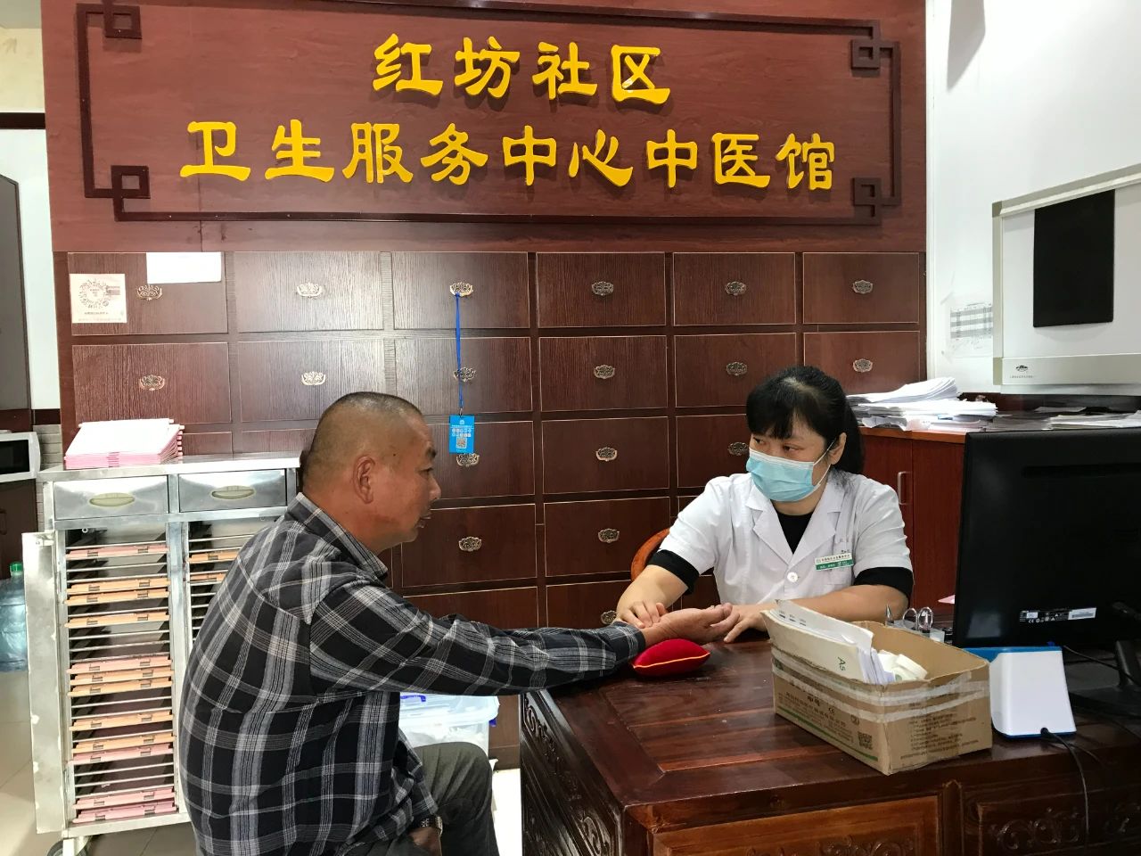 红坊社区卫生服务中心中医馆负责人吴利华给患者把脉。