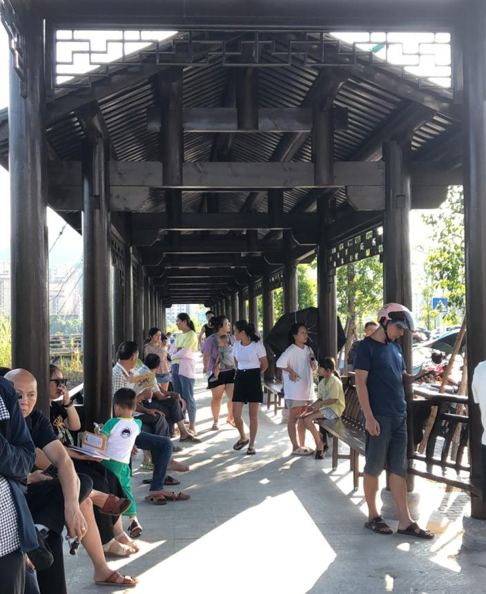 家長在風雨連廊裡等待孩子放學。