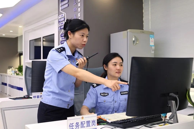 合成作战中心民警分析研判案情。龙岩市公安局供图