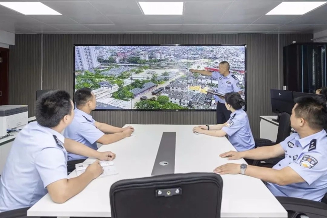 情报指挥室分析研判辖区治安情况。龙岩市公安局供图