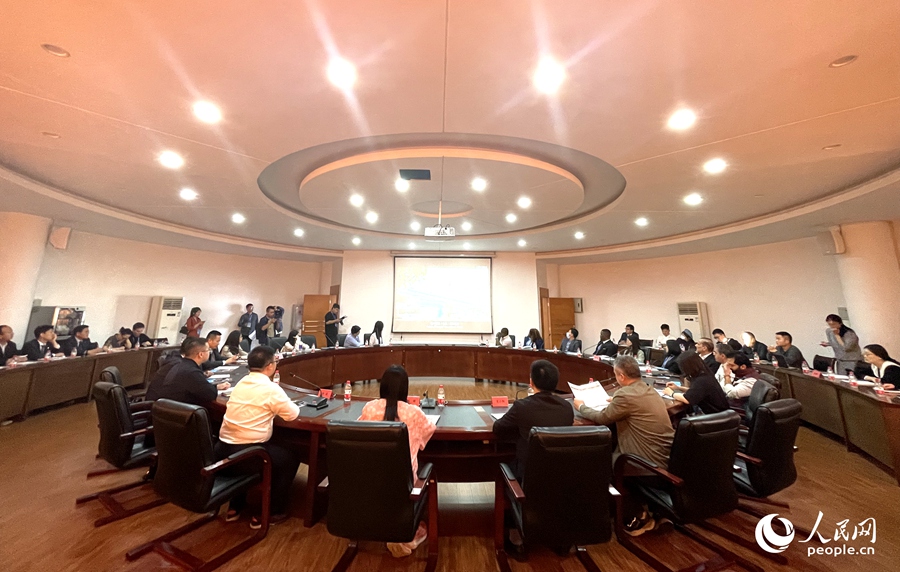 福州市长乐区政府、航空城管委会与客商进行招商推介互动。人民网记者 陈蓝燕摄