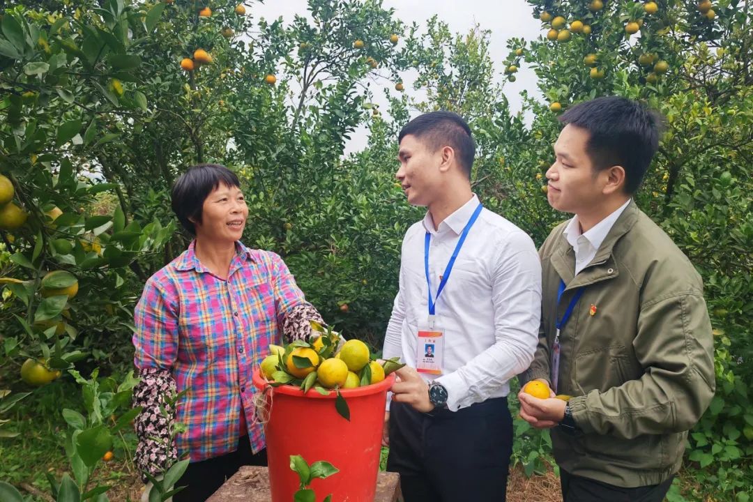 建设乡纪检监察干部到月港村向农户了解惠农政策落实情况。吴丹摄