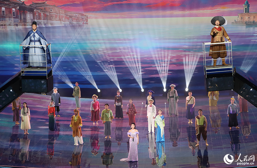 开幕式上的女声独唱与舞蹈《相遇海海》，升降舞台上站立者为“汪大渊”（左）和“马可·波罗”（右）。人民网 黄东仪摄