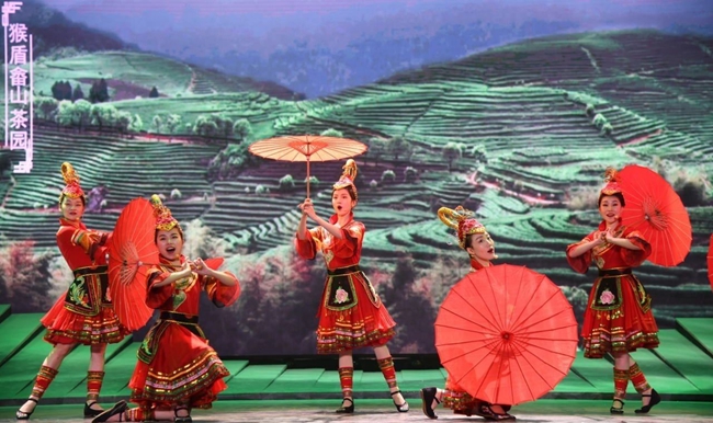 畲族歌舞表演。