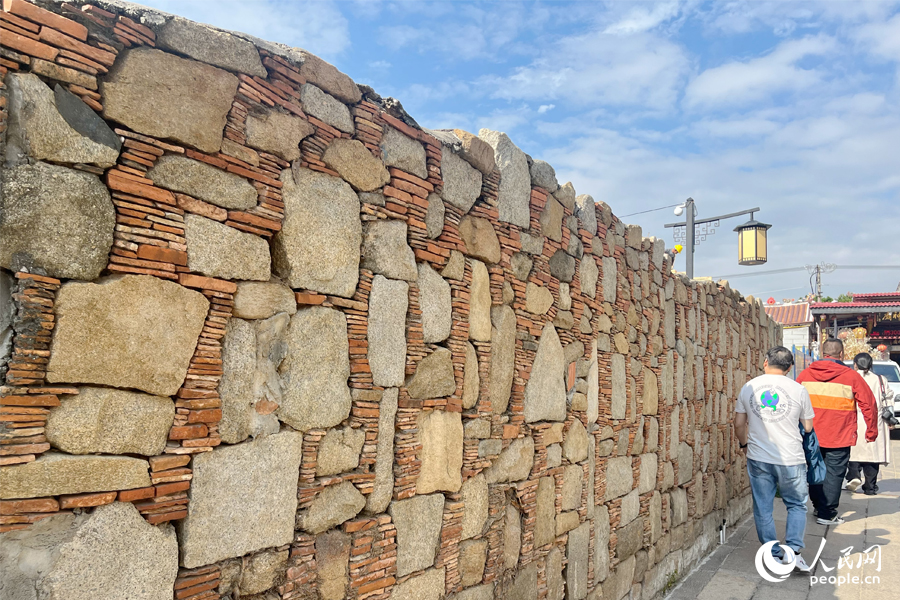 泉州石狮市永宁镇里,古朴的石墙诉说着这里的过往。人民网记者 钟巧花摄