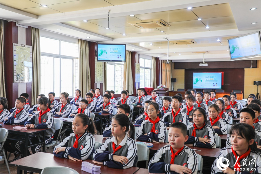 在福州市鼓楼实验小学，一场特别的节水主题班会正绘声绘色地进行。人民网 叶青卿摄