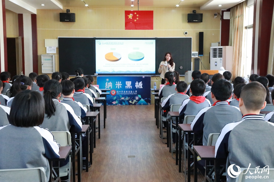 节水宣传员张宇晴给同学们作主题宣讲。人民网 叶青卿摄