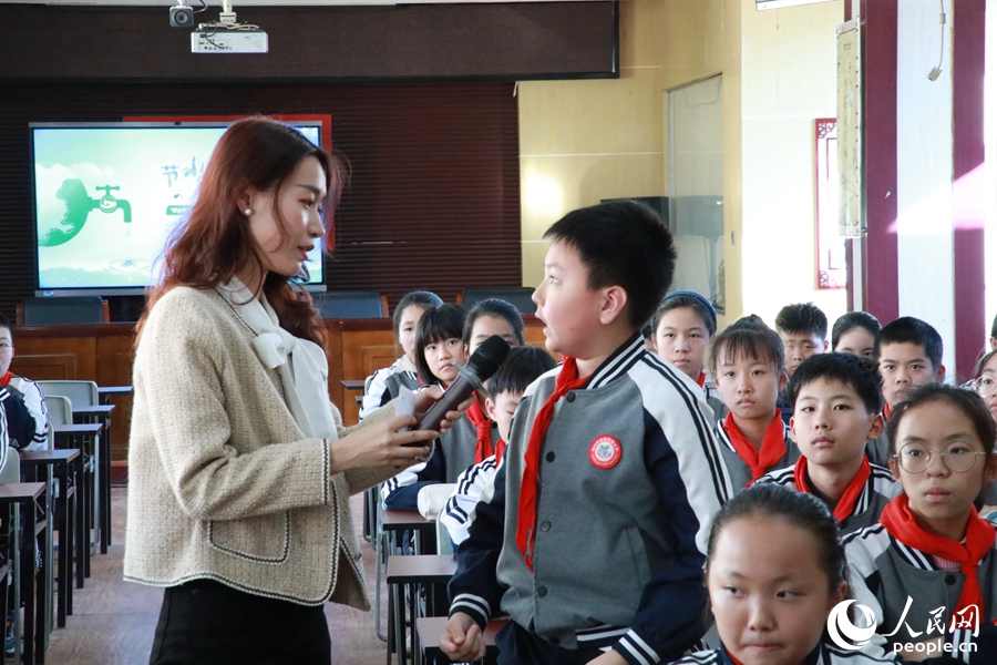 同学们积极踊跃地分享自己的节水小妙招。人民网 叶青卿摄