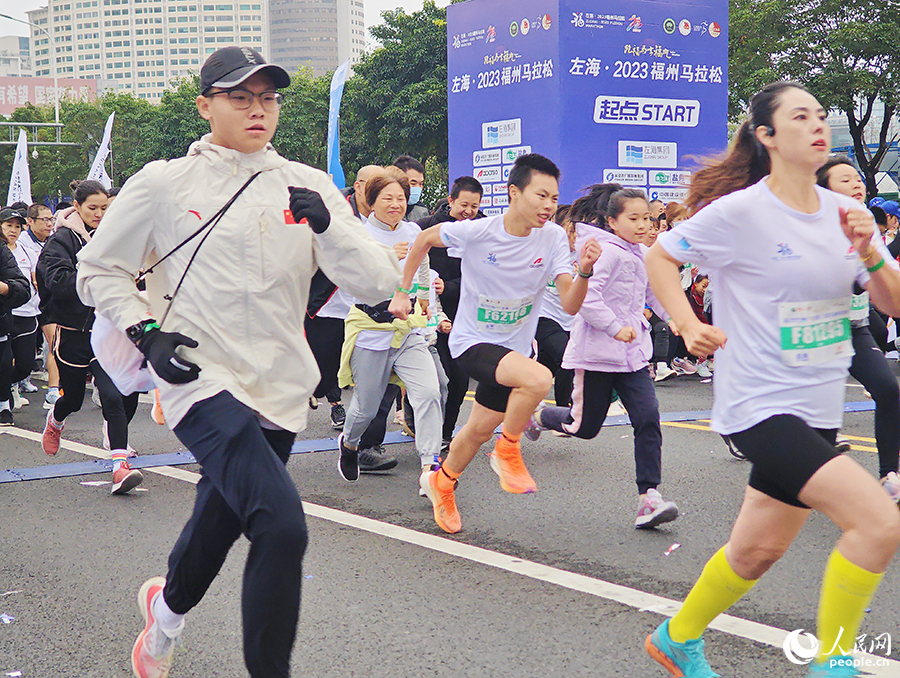 参加本次福马“健康跑”项目的选手尽情奔跑。人民网 黄东仪摄