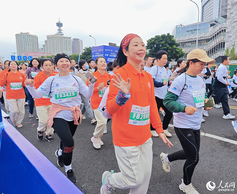 跑者们以极大热情参与本次福马。人民网 黄东仪摄