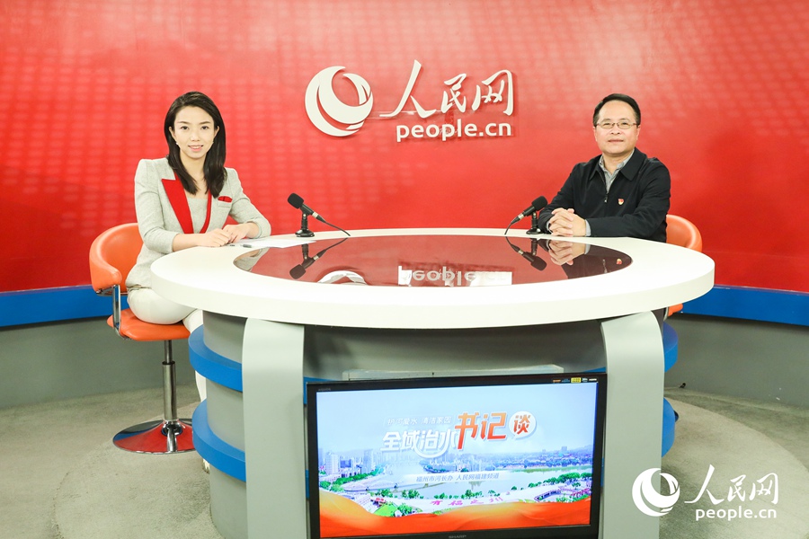 福州市鼓楼区委书记黄建新做客人民网福建演播室。人民网 陈永整摄