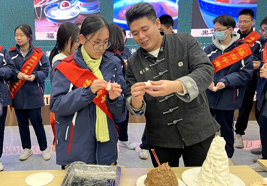 2019年，元宵丸制作技艺（耳聋伯）被列入福建省第六批非物质文化遗产代表性项目名录。图为耳聋伯元宵的第四代传承人林威教孩子们包元宵。陈锦摄