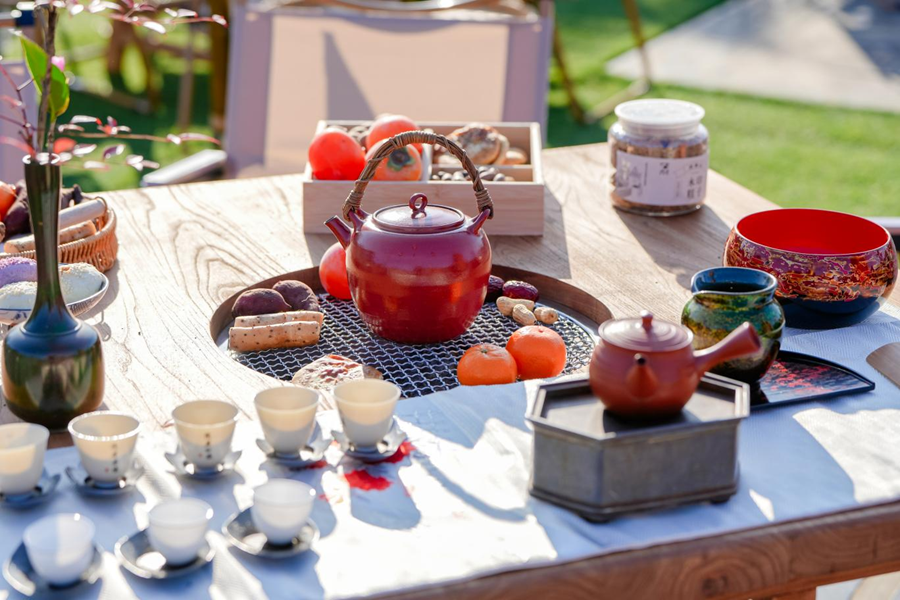 围炉煮茶茶器和茶点。武夷山市数字武夷电子商务发展有限公司供图