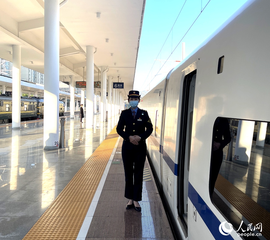 D9958次列车从龙岩站驶出。人民网记者 陈蓝燕摄