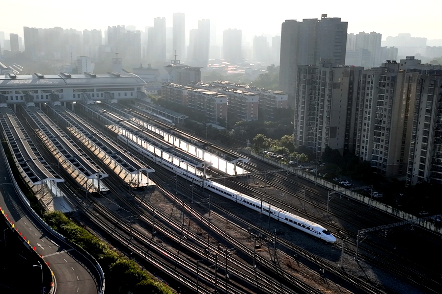 12月26日，D9958次列车驶出龙岩站。陈明摄