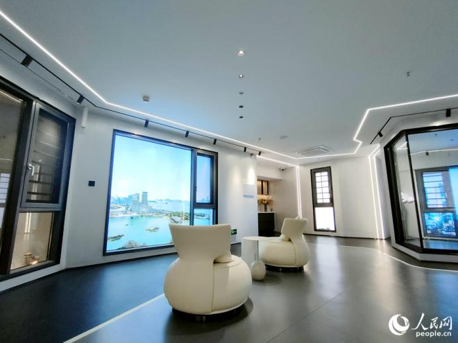 图为施米德科技智慧生活体验馆，窗外是风光旖旎的厦门同安湾。人民网记者 陈博摄