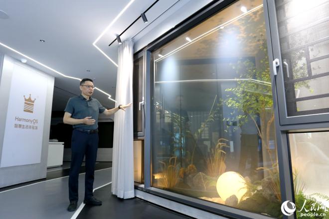 智能窗、智能玻璃的生活微场景演示。人民网记者 陈博摄