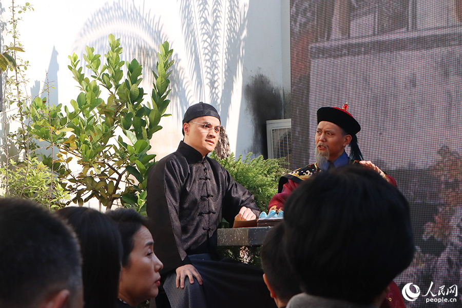 《笔醒山河》严复主题沉浸式戏剧演出现场，舞台上左一为“严复”。人民网 黄东仪摄