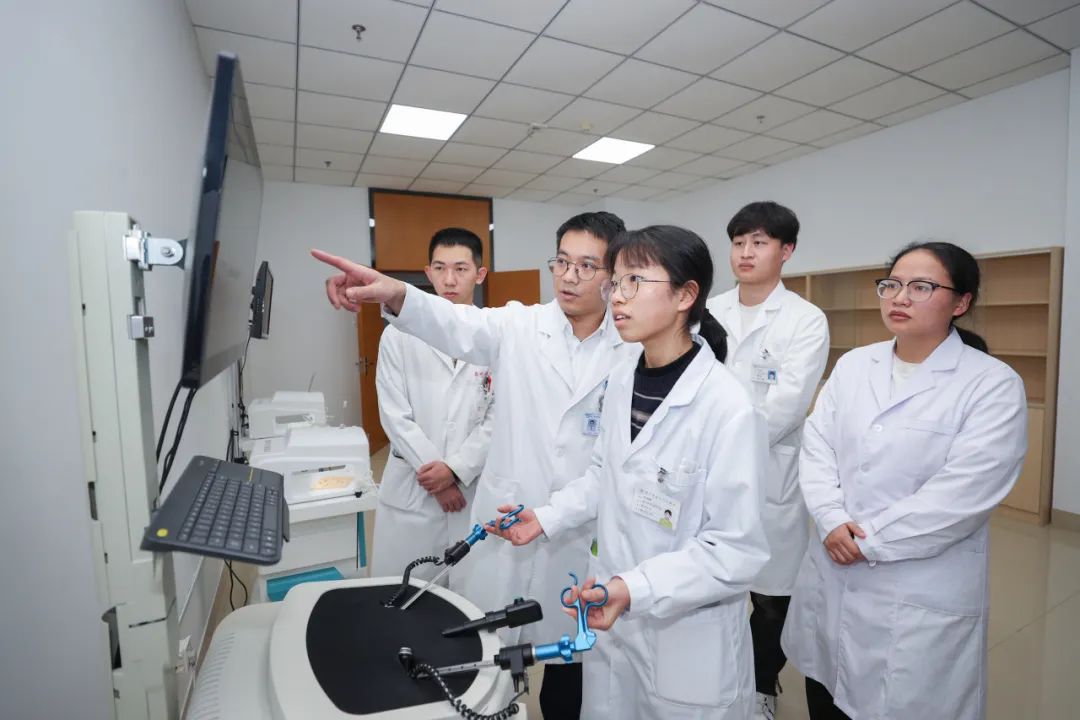 在临床技能培训中心，教师指导实习生开展腹腔镜手术模拟训练。晋江市医院供图