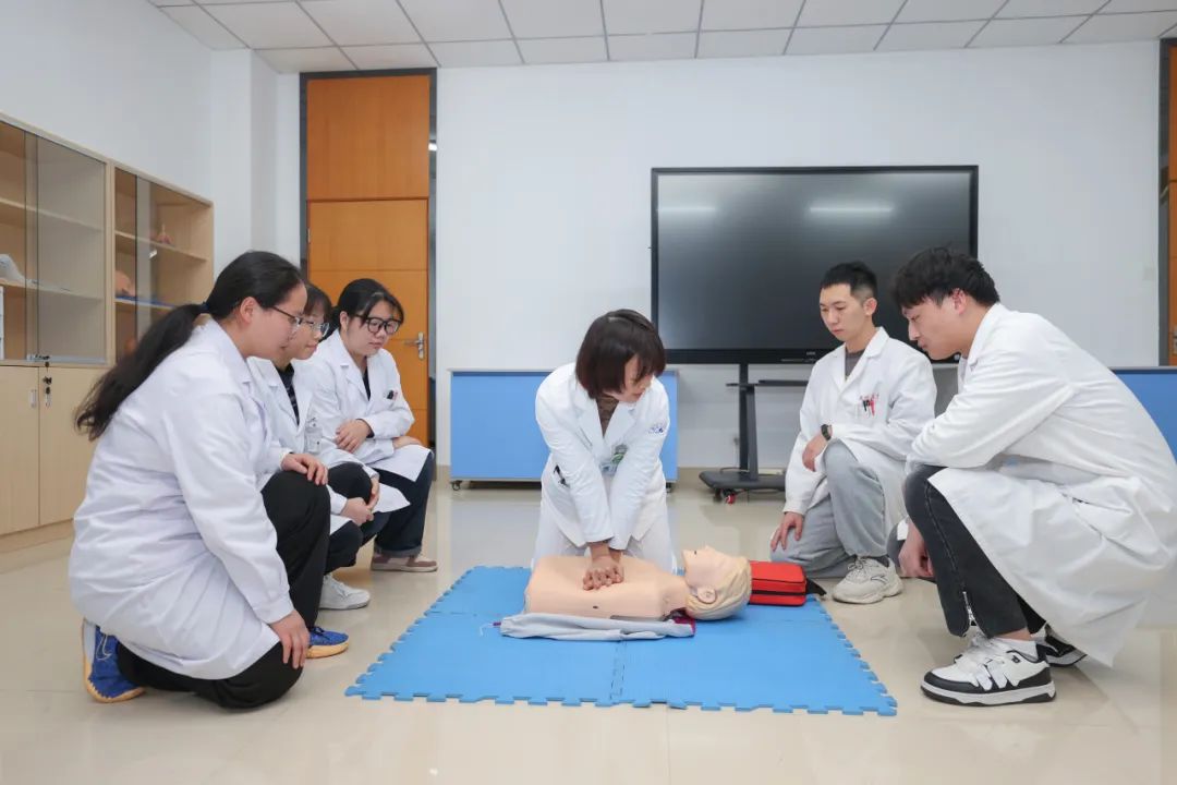 在临床技能培训中心，教师指导实习生开展心肺复苏训练。晋江市医院供图