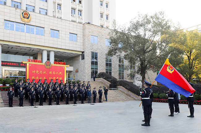 当日，安溪县公安局组织开展“向警旗宣誓仪式”“等系列活动。安溪县公安局供图